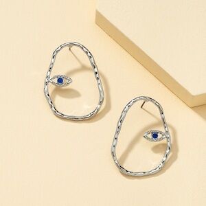 3/$30 🤍 Hollow Face Earrings